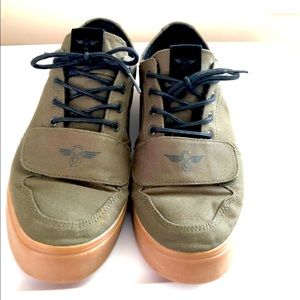 Men’s size 11 Green shoe great condition